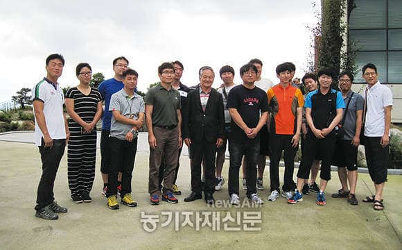 농기자재신문 기사에 실린 차세대리더들의 모임 단체 사진