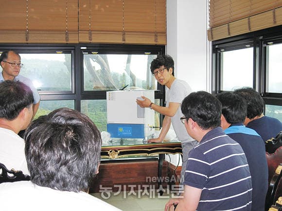 농기자재신문 기사에 실린 차세대리더들의 모임 설명 장면